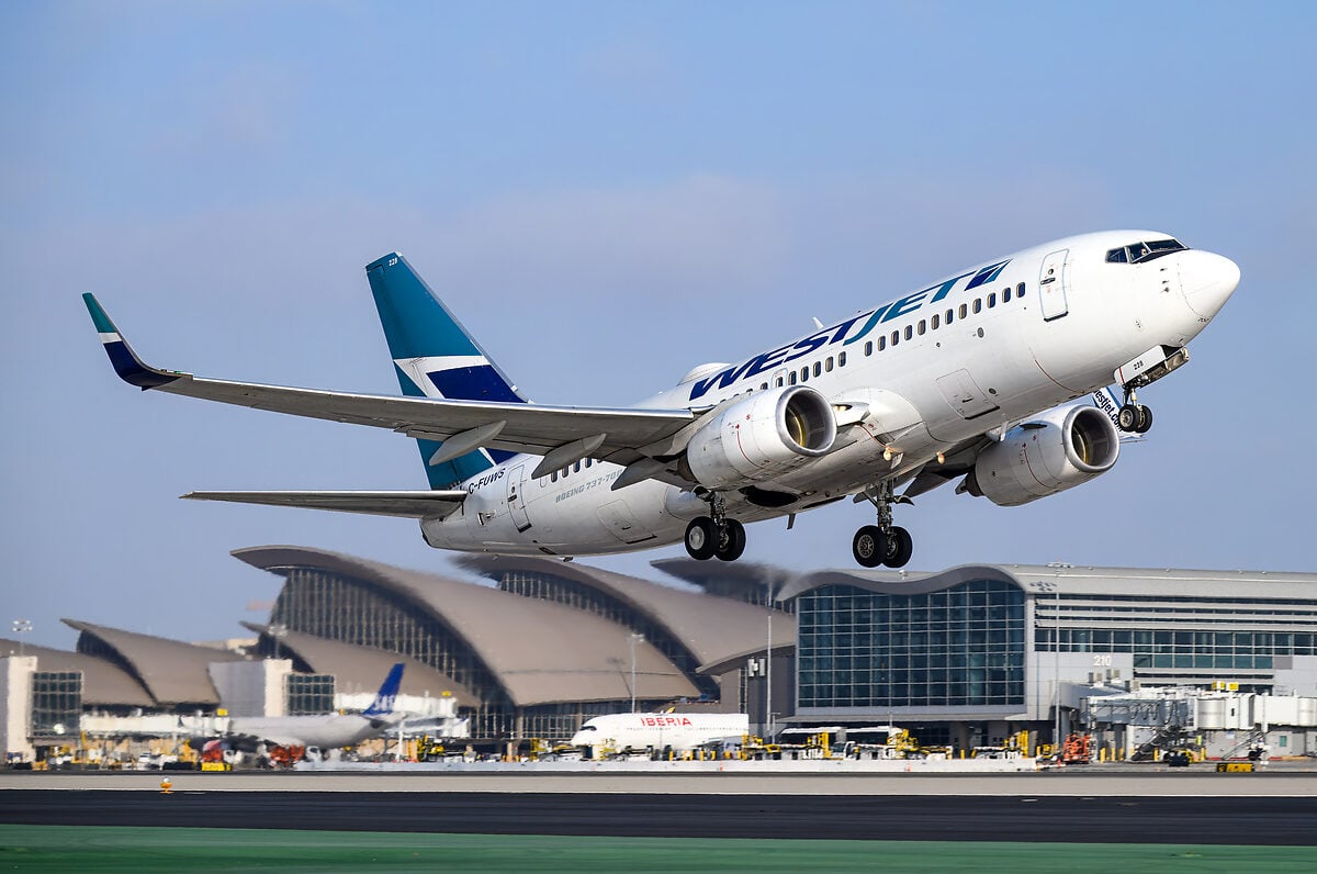 WestJet Boeing 737-700 © AirTeamImages