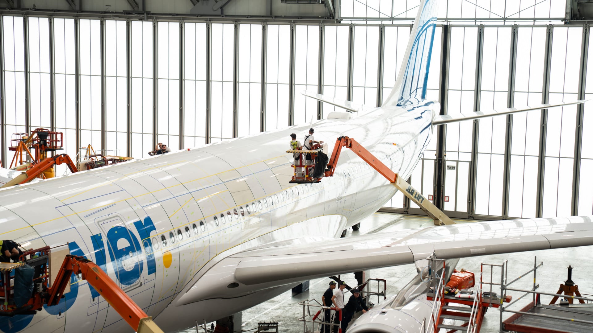 Applying AerSHARK on an aircraft © Lufthansa Technik