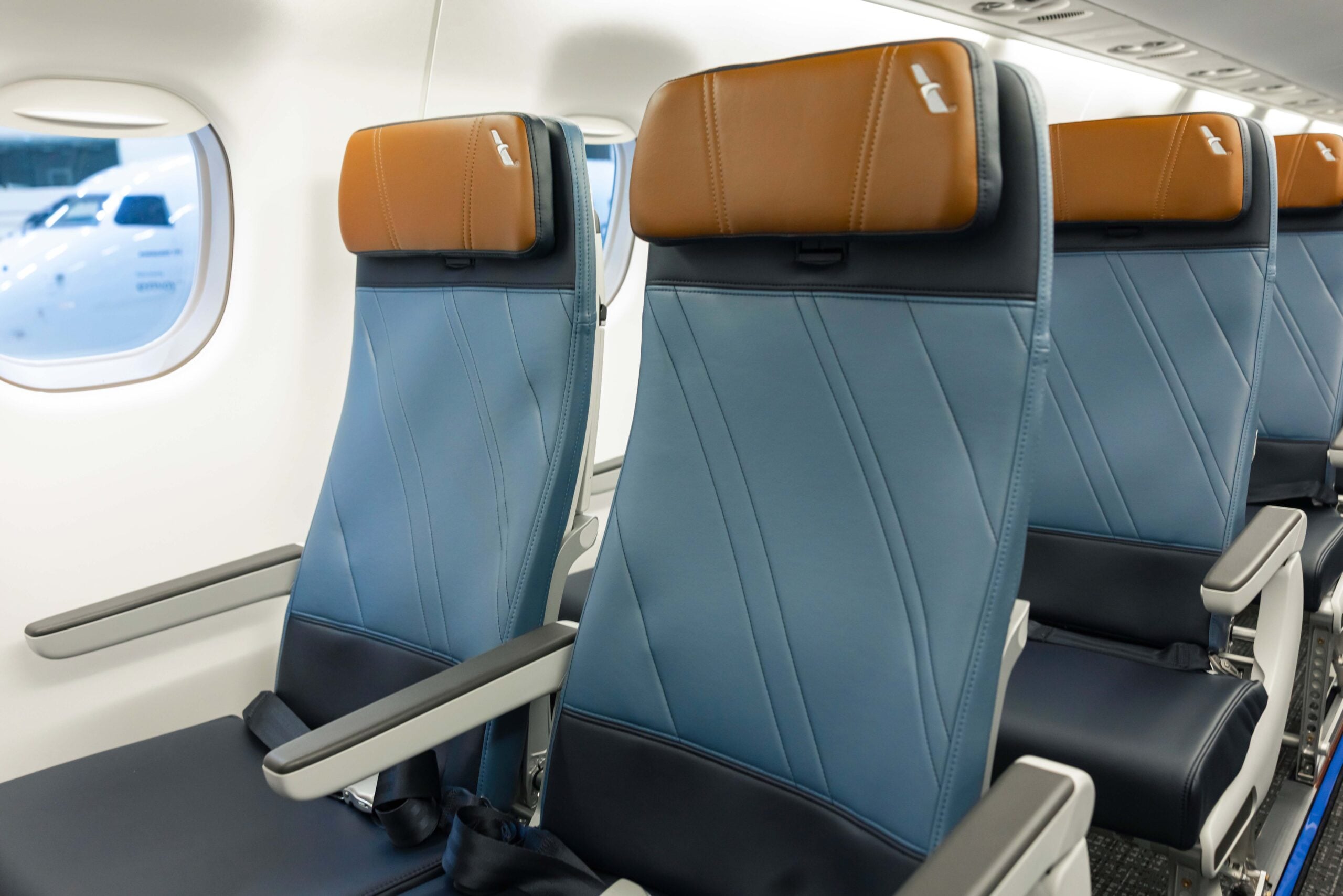 RECARO R2 seat on American Eagle E175 aircraft