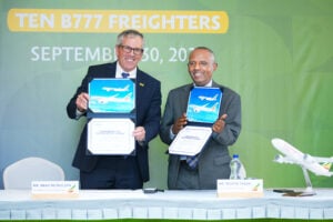 The new order was signed by Brad McMullen, Boeing SVP of Commercial Sales and Marketing (l), and Mesfin Tasew, Group CEO of Ethiopian Airlines (r) © Boeing