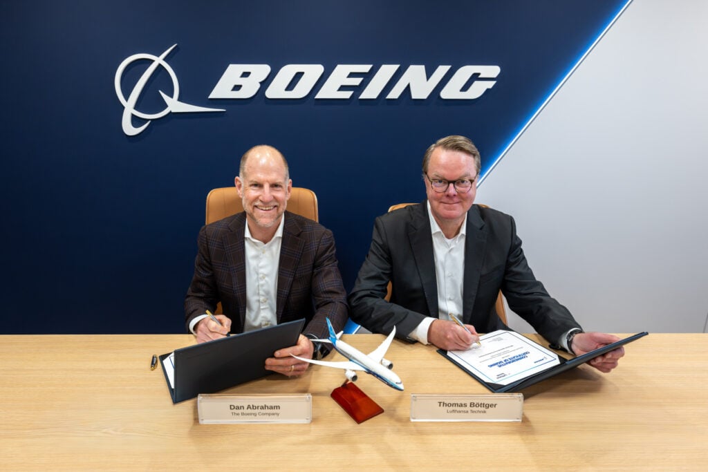 Signing ceremony at MRO Europe: Dan Abraham SVP Commercial Sales and Marketing, Boeing Global Services and Thomas Boettger VP Corporate Procurement at Lufthansa Technik © Boeing